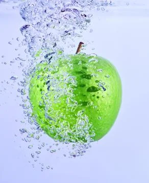 Apple in water Stock-Fotos
