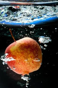 Apple in water Stock-Fotos