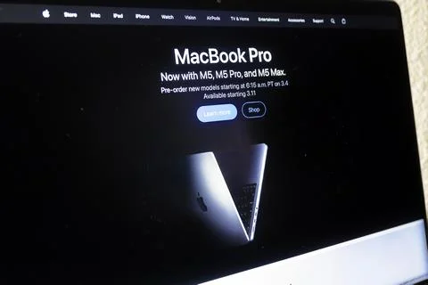 Apple website displaying new macbook pro M5 Stock Photos