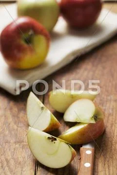 Apple wedges and whole apples Stock Photos