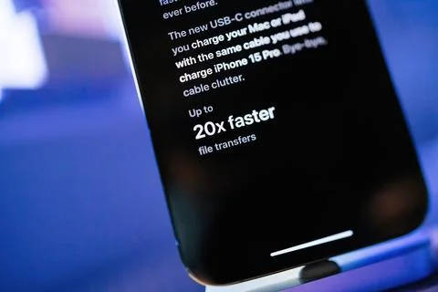 Apple.com Emphasizes iPhone 15 PRO's USB-C Speeds with Tilt-Shift Lens Stock Photos