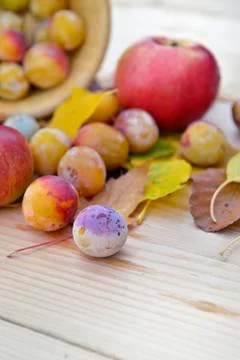 Apples and plums on table Foto stock