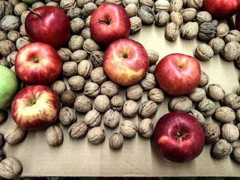 Apples and walnuts on a table Foto stock