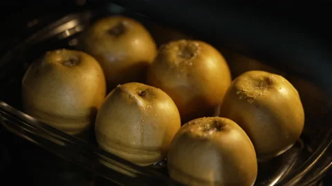 Apples bake inside an oven during food preparation at home Vidéo 152098921