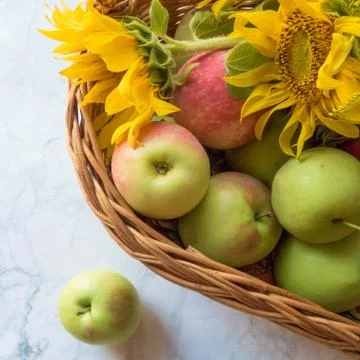 Apples in basket Foto stock