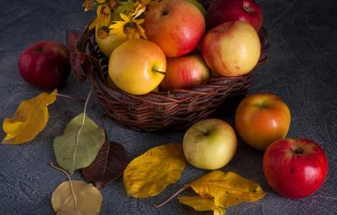 Apples in basket Foto stock
