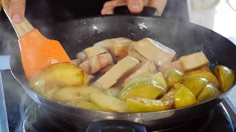 Apples being fried on melted butter Stock Footage 105398932