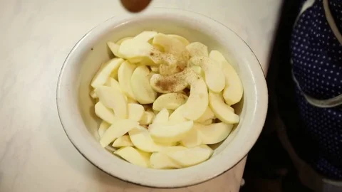 Apples with cinnamon. Vídeos de archivo 70240012