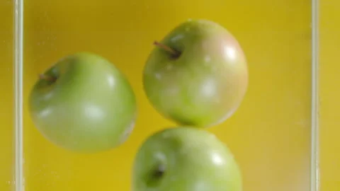 Apples dropping into water 스톡 동영상 240140675