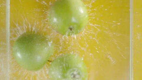 Apples dropping into water 스톡 동영상 240140746