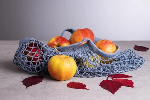 Apples in eco friendly reusable mesh bag made from recycled materials Stock Photos