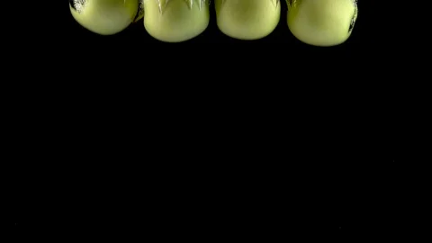 Apples fall in water. Slow motion 250fps Vídeo Stock 128332479