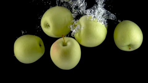 Apples fall in water. Slow motion 500fps Video stock 128832127