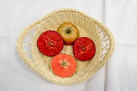 Apples with genetic modification of different colors 스톡 사진