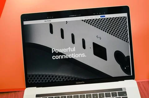 Apple's Mac Studio Webpage Highlights Powerful Connections Foto stock