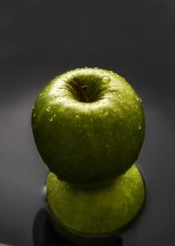 Apples over water Stock-Fotos