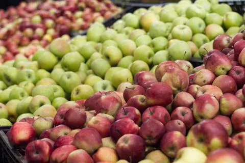 Apples on shelf in store Foto stock
