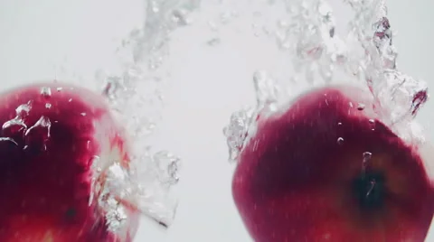 Apples Splashing into Water Видео 51455651