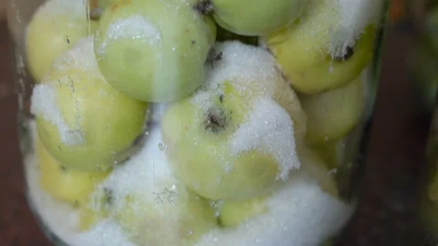 Apples with sugar in a jar Video stock 136321937