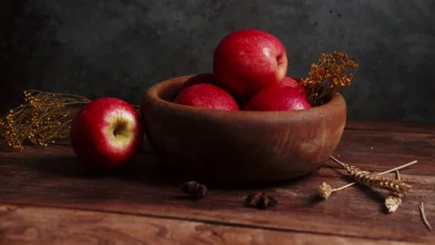 Apples on a table shot in studio Vídeo Stock 137183840
