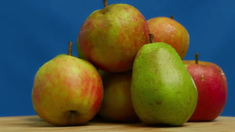 Apples on turntable with Bluescreen Видео 302916509