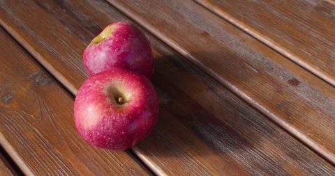 Apples on a wooden table Video stock 286838814