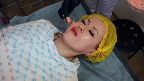 Application of an alginate mask on a woman's face. Video stock 77630028