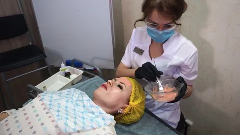 Application of an alginate mask on a woman's face. Video stock 77630057