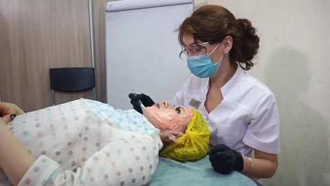 Application of an alginate mask on a woman's face. Video stock 77630188