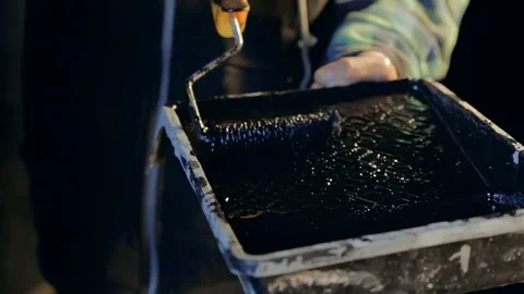 Application of black paint on the roller Vidéo 83184239