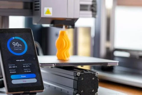 Application for control 3D printer displayed on smartphone. Against the Stockfoto's