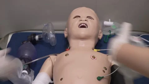 Application Defibrillator on CPR training 库存影片 142606354