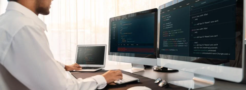 Application developer solving and writing code. Trailblazing Foto stock