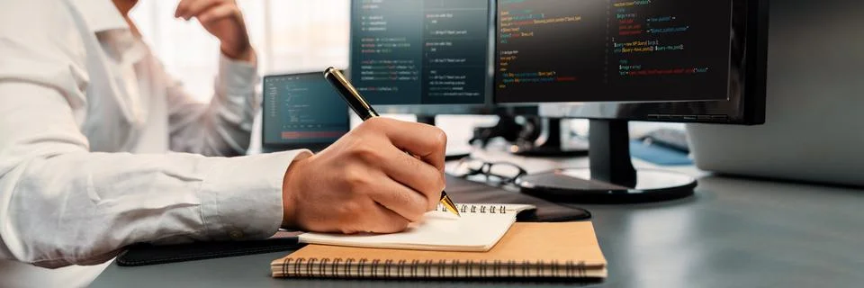 Application developer solving and writing code. Trailblazing Foto stock