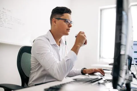 Application developer working on computer in office 库存照片