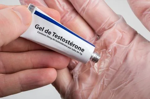 Application d'une dose de gel de testostrone sur une main gante. Stock Photos