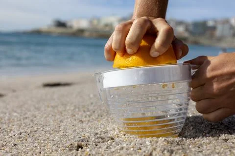 Application of forces when squeezing orange juice. Foto stock