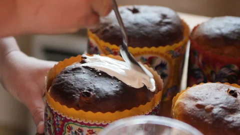 Application of glaze on Easter cake Stock Footage 127153727