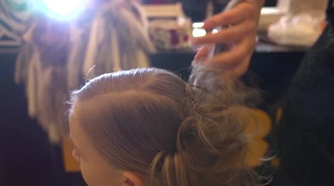 Application of hairspray to create a hairstyle for school age girl 스톡 동영상 44726844