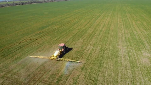Application of liquid fertilizers by tractor with trailer on field Video stock 126581687