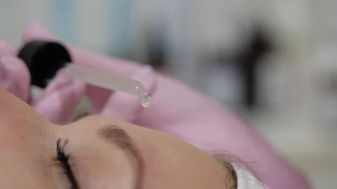Application of serum to the patient's forehead. Stock Footage 125798091