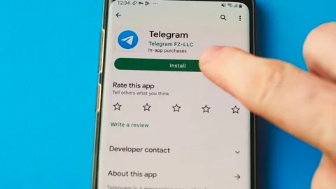 Application Telegram logo on the screen of a smartphone close-up. Telegram messe 스톡 동영상 207404143
