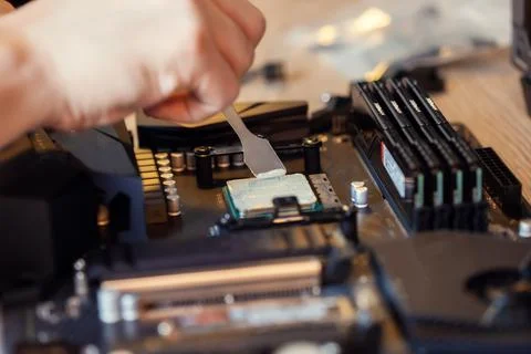 Application Of Thermal Paste On The computer Processor Chip For Cooling. Foto stock