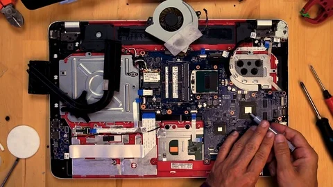 Application of thermal paste on the laptop processor Vídeos de archivo 113462812