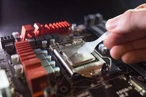 Application of thermal paste on the laptop processor chip for high-quality Foto stock