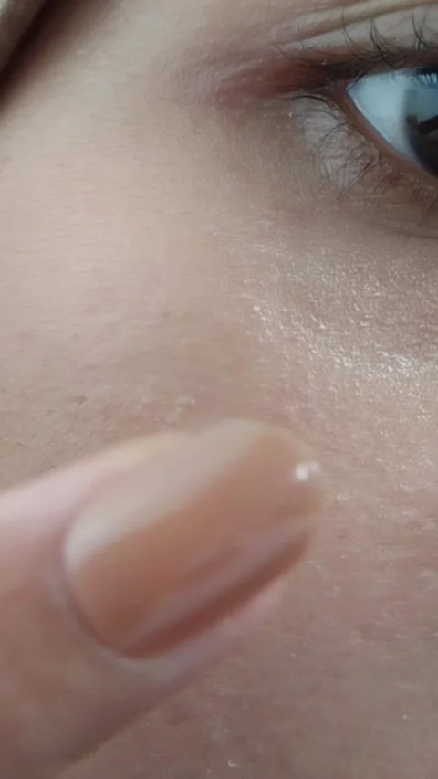 Apply blush on cheeks. Natural makeup application on an Asian woman face, Stock Footage 332227499