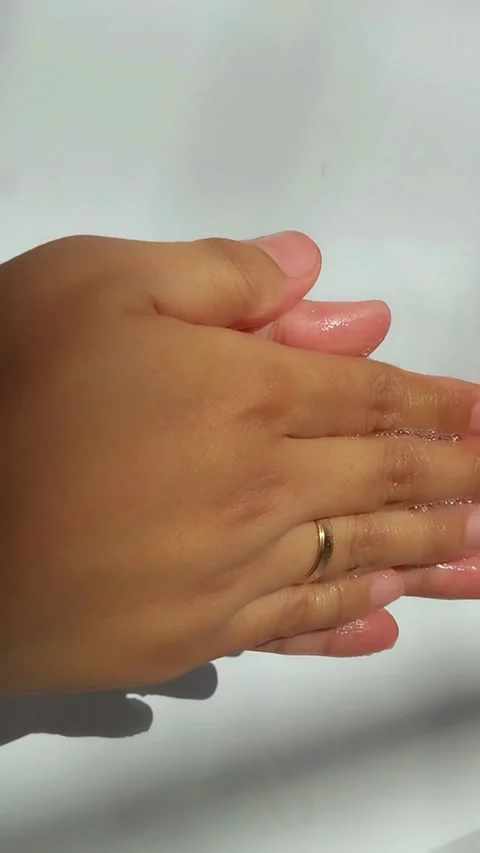 Apply the cleansing soap thoroughly over the entire hands. Vídeos de archivo 329787363