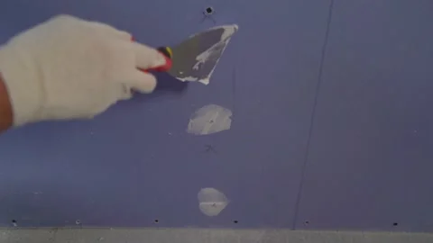 Apply putty to drywall. Vídeos de archivo 219083386