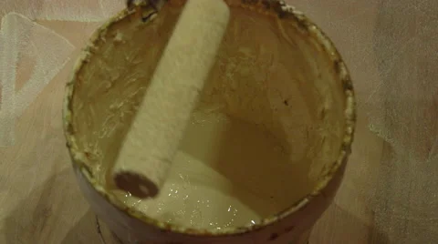 Applying Adhesive to Paint Roller with Long Handle Vidéo 61503884