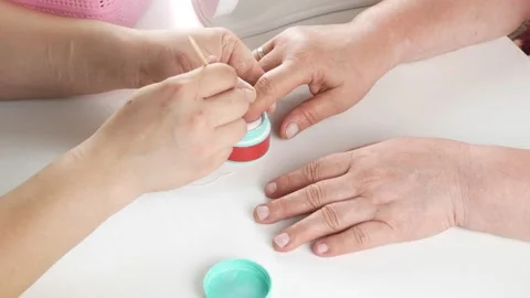 Applying base and acrylic powder to nails in a beauty salon. Stock-Footage 138572283